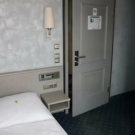 Отель Seehotel Pegasus Хершинг-ам-Аммерзе